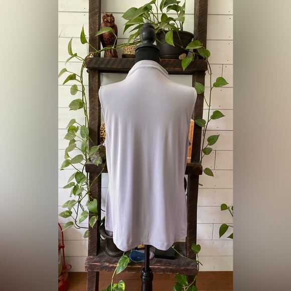 Tahari: Chic Sleeveless Gray Sleeveless Blouse - Picture 9 of 17